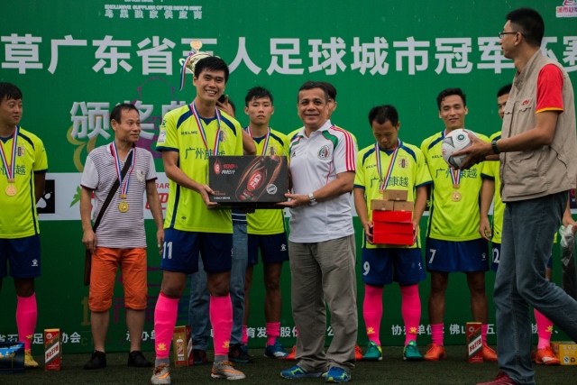 特朗普新开直播频道观众骤减引发关注